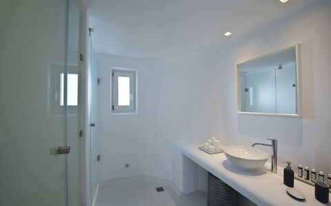 Villa Zinovia: Muur, Loodgieterswerkinrichting, Interieur Ontwerp, Plafond, Flooring, Badkamer, Lichte Inrichting, Verlichting, Verdieping, Wastafel