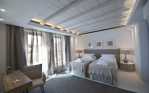 Villa Zinovia: Meubilair, Interieur Ontwerp, Bed, Slaapkamer, Verdieping, Hout, Plafond, Flooring, Textiel, Kamer