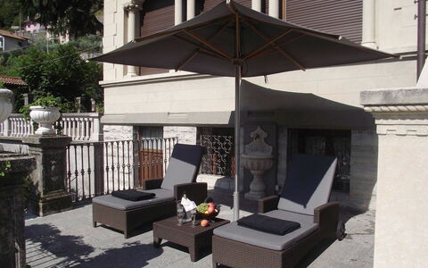Zarina: Meubilair, Buitenmeubels, Stoel, Bloempot, Paraplu, Buitentafel, Kamerplant, Schaduw, Patio, Balkon