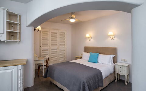 Guest House Sorokos: Meubilair, Interieur Ontwerp, Flooring, Verdieping, Plafond, Kamer, Verlichting, Slaapkamer, Lichte Inrichting, Bed