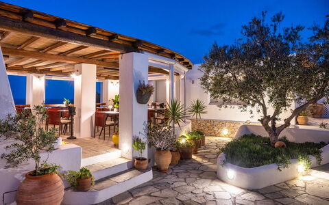 Guest House Sorokos: Bloempot, Huis, Stoel, Kamerplant, Toevlucht, Patio, Tuin, Landgoed, Binnenplaats, Hacienda