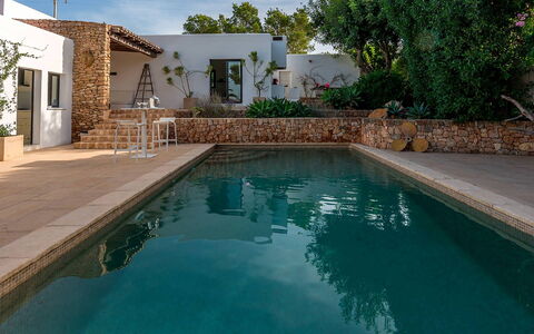 Can Blanca: Zwembad, Waterpartij, Toevlucht, Flagstone, Tegel, Eco Hotel, Backyard, Villa, Reflecting Pool