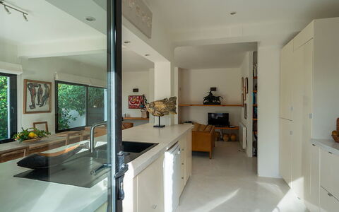 Can Blanca: Interieur Ontwerp, Countertop, Meubilair, Flooring, Muur, Hout, Plafond, Verdieping, Keuken, Cabinetry