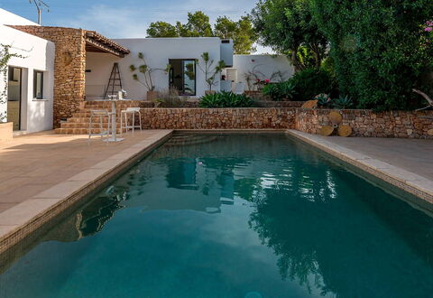 Can Blanca: Zwembad, Waterpartij, Toevlucht, Flagstone, Tegel, Eco Hotel, Backyard, Villa, Reflecting Pool