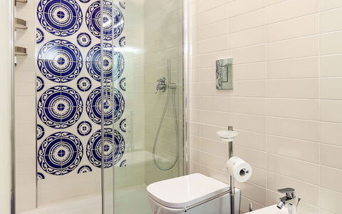 Casa Serena: Blauw, Badkamer, Flooring, Loodgieterswerkinrichting, Verdieping, Wc Bril, Interieur Ontwerp, Toilet, Loodgieter, Tegel