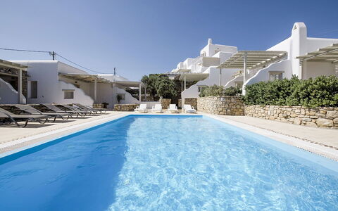 Marvi House: Hotel, Zwembad, Toevlucht