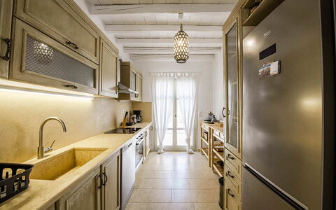 Marvi House: Interieur Ontwerp, Countertop, Keuken, Flooring, Hout, Cabinetry, Meubilair, Verdieping, Plafond, Verlichting