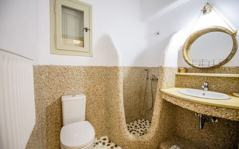 Marvi House: Badkamer, Loodgieterswerkinrichting, Muur, Flooring, Toilet, Wc Bril, Interieur Ontwerp, Verdieping, Loodgieter, Wastafel In De Badkamer
