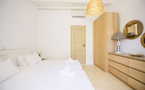 Marvi House: Interieur Ontwerp, Verdieping, Flooring, Appartement, Deur, Kamer, Gieten, Beits, Slaapkamer, Bed