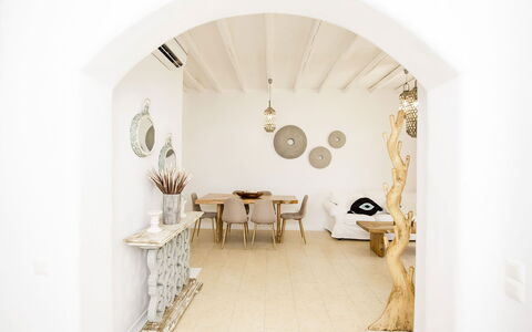 Marvi House: Meubilair, Interieur Ontwerp, Huis, Flooring, Plafond, Natuurlijk Materiaal, Stoel, Woonkamer, Gieten, Houten Vloer