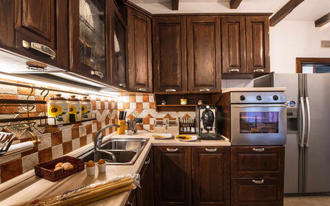 Villa Pandora: Keuken, Toestel Van De Keuken, Countertop, Major Appliance, Hout, Interieur Ontwerp, Cabinetry, Fornuis, Meubilair, Flooring