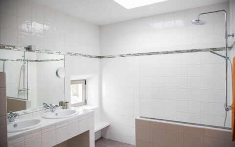 Villa Rigel: Muur, Flooring, Loodgieterswerkinrichting, Badkamer, Interieur Ontwerp, Verdieping, Plafond, Loodgieter, Tegel, Kraan