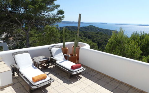 Villa Roxy: Meubilair, Buitenmeubels, Stoel, Schaduw, Toevlucht, Eco Hotel, Balkon, Buitentafel, Ligstoel, Villa