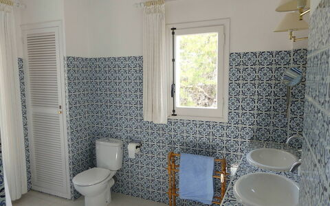 Villa Roxy: Flooring, Interieur Ontwerp, Verdieping, Loodgieterswerkinrichting, Wc Bril, Badkamer, Toilet, Tegel, Wastafel, Loodgieter