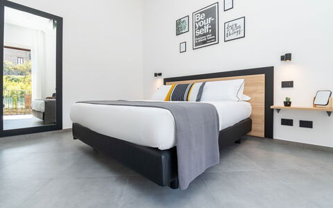 Apartment Vittoria: Interieur Ontwerp, Appartement, Bed Frame, Bed, Hotel, Slaapkamer, Fotolijst, Lamp, Bedding