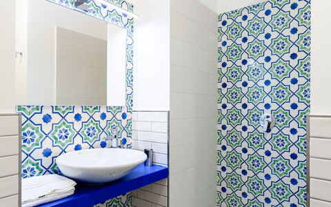 Interno Sorrentino: Blauw, Flooring, Badkamer, Interieur Ontwerp, Loodgieterswerkinrichting, Verdieping, Tegel, Loodgieter, Kraan, Kamer