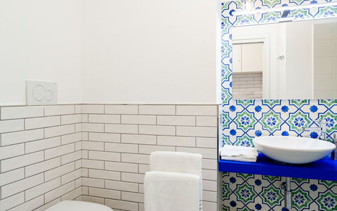 Interno Sorrentino: Flooring, Badkamer, Interieur Ontwerp, Verdieping, Loodgieterswerkinrichting, Tegel, Loodgieter, Kraan, Ceramic, Wastafel In De Badkamer