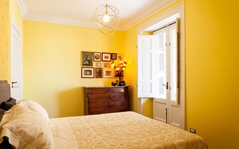 Interno Sorrentino: Geel, Muur, Interieur Ontwerp, Verdieping, Meubilair, Flooring, Slaapkamer, Kamer, Huis, Bed