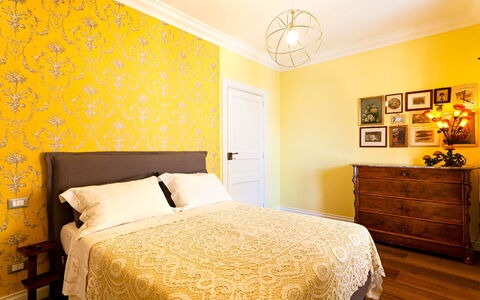 Interno Sorrentino: Meubilair, Interieur Ontwerp, Geel, Muur, Slaapkamer, Bed, Flooring, Verdieping, Kamer, Laken