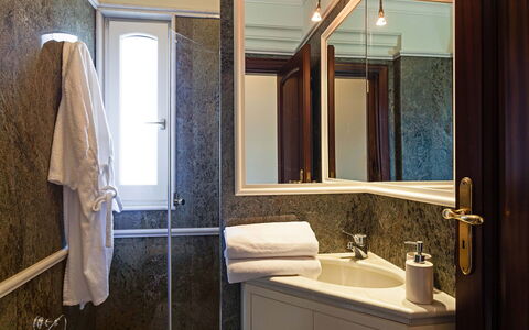 Villa Orlando: Muur, Flooring, Loodgieterswerkinrichting, Verdieping, Interieur Ontwerp, Wastafel, Kraan, Badkamer, Wastafel In De Badkamer, Loodgieter