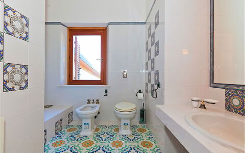 Villa Lo Capo: Blauw, Flooring, Verdieping, Badkamer, Interieur Ontwerp, Loodgieterswerkinrichting, Tegel, Mozaïek, Kraan, Loodgieter