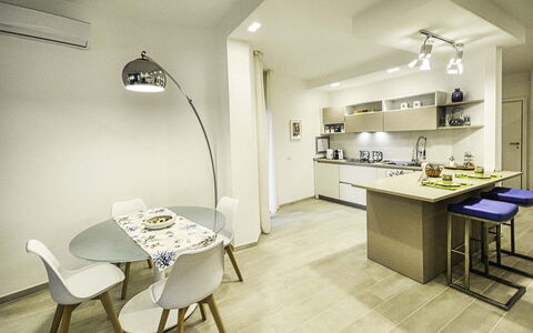 Casa Primavera: Interieur Ontwerp, Flooring, Meubilair, Plafond, Verdieping, Hout, Countertop, Kamer, Lichte Inrichting, Keuken