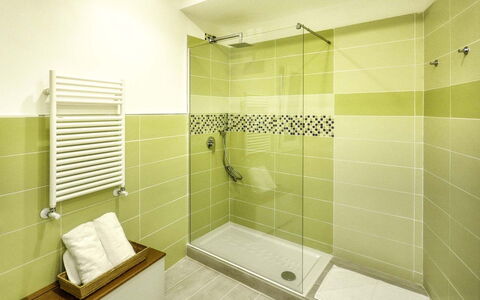 Casa Primavera: Flooring, Interieur Ontwerp, Badkamer, Loodgieterswerkinrichting, Verdieping, Loodgieter, Tegel, Douche, Plafond, Kraan