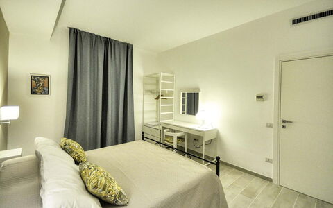 Casa Primavera: Bed, Meubilair, Interieur Ontwerp, Slaapkamer, Muur, Flooring, Verdieping, Kamer, Plafond, Laken