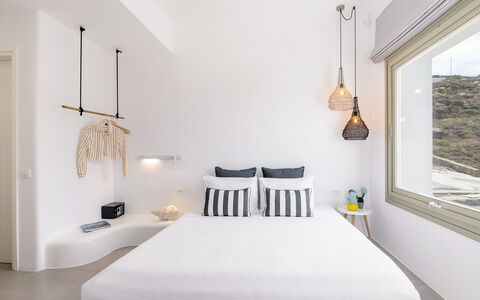 The Mykonian Castle: Slaapkamer, Interieur Ontwerp, Bed, Verlichting, Appartement, Kussen Gooien, Linens, Meubilair, Huis, Hoofdkussen