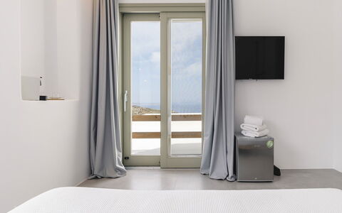 The Mykonian Castle: Interieur Ontwerp, Zee, Meubilair, Raambekleding, Gordijn, Oceaan, Venster Behandeling, Glas, Daylighting
