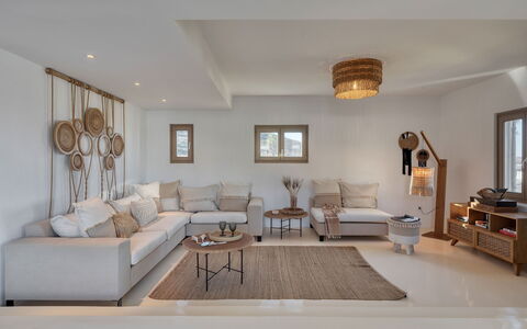Villa Almatea: Meubilair, Interieur Ontwerp, Bankstel, Woonkamer, Hout, Huis, Flooring, Appartement, Verlichting, Kamer