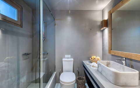 Villa Almatea: Loodgieterswerkinrichting, Badkamer, Flooring, Interieur Ontwerp, Wastafel, Verdieping, Kraan, Loodgieter, Plafond, Verlichting