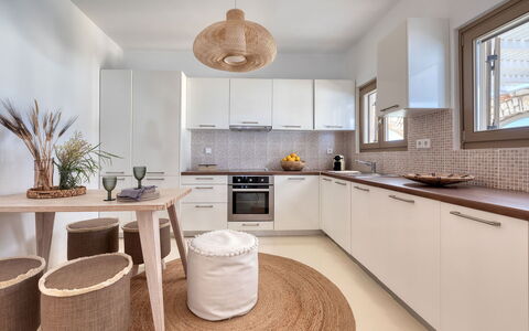 Villa Ayra: Interieur Ontwerp, Meubilair, Flooring, Keuken, Countertop, Hout, Plafond, Verdieping, Lichte Inrichting, Huis