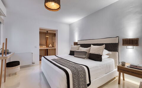 Villa Ayra: Bed, Slaapkamer, Interieur Ontwerp, Meubilair, Bedding, Laken, Hout, Linens, Textiel, Plafond