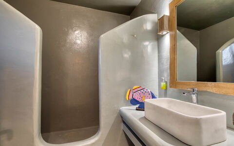 Villa Ayra: Flooring, Loodgieterswerkinrichting, Verdieping, Loodgieter, Kraan, Badkamer, Wastafel, Wastafel In De Badkamer, Tegel, Spiegel