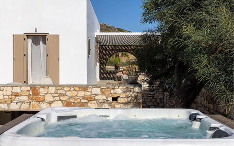 Villa Ayra: Flooring, Verdieping, Toevlucht, Stoel, Schaduw, Ontwerp, Hotel, Villa, Zwembad, Eco Hotel