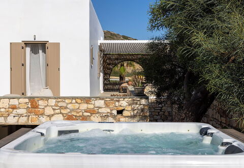Villa Ayra: Flooring, Verdieping, Toevlucht, Stoel, Schaduw, Ontwerp, Hotel, Villa, Zwembad, Eco Hotel