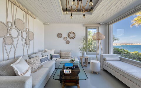 Villa Emera: Meubilair, Interieur Ontwerp, Bankstel, Huis, Verdieping, Tafel, Appartement, Woonkamer, Plafond, Kamer
