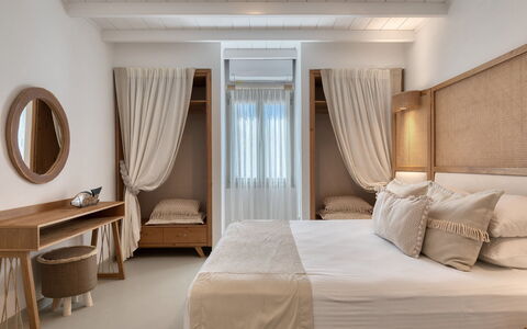 Villa Emera: Bed, Interieur Ontwerp, Slaapkamer, Meubilair, Hout, Bedding, Linens, Textiel, Verdieping, Laken