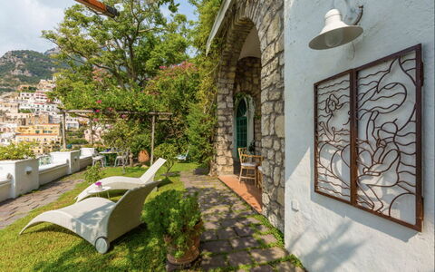 Villa Olivia: Muur, Bloempot, Kamerplant, Hacienda, Flagstone, Stenen Muur, Stoel, Binnenplaats, Balkon, Villa
