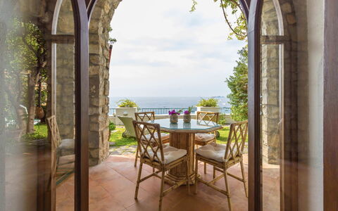 Villa Olivia: Meubilair, Stoel, Interieur Ontwerp, Tafel, Zee, Toevlucht, Oceaan, Keuken En Eettafel, Koffietafel, Eco Hotel