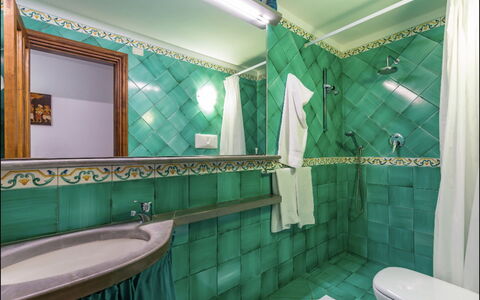 Villa Olivia: Interieur Ontwerp, Flooring, Verdieping, Loodgieterswerkinrichting, Kraan, Tegel, Loodgieter, Badkamer, Beits, Wastafel In De Badkamer