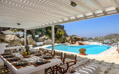 Villa Valentine: Zwembad, Toevlucht, Meubilair, Stoel, Eco Hotel, Buitenmeubels, Schaduw, Villa, Landgoed, Hotel