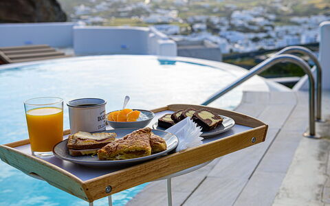 Villa Valentine: Meubilair, Tableware, Serveware, Drinkware, Ontbijt, Dishware, Voedsel, Stoel, Bord