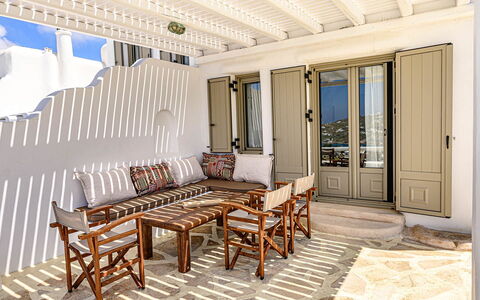 Villa Valentine: Meubilair, Buitenmeubels, Stoel, Balkon, Schaduw, Buitentafel, Veranda, Patio, Ontwerp, Beits