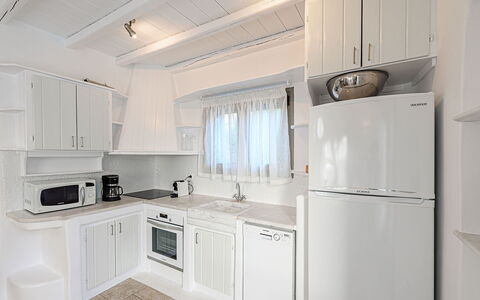 Villa Valentine: Keuken, Toestel Van De Keuken, Major Appliance, Meubilair, Interieur Ontwerp, Countertop, Cabinetry, Flooring, Huishoudapparatuur, Koelkast