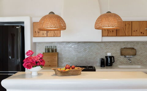 Villa Joy: Meubilair, Keuken, Countertop, Interieur Ontwerp, Hout, Lichte Inrichting, Cabinetry, Flooring, Verlichting, Toestel Van De Keuken