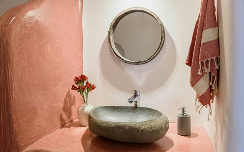 Villa Joy: Ceramic, Loodgieterswerkinrichting, Natuurlijk Materiaal, Porselein, Kraan, Loodgieter, Badkamer, Pottenbakkerij, Wastafel, Fotografie Van Het Stilleven