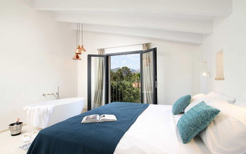 Villa Amaranta: Huis, Meubilair, Interieur Ontwerp, Slaapkamer, Linens, Bed, Toevlucht, Stoel, Bedding, Lamp