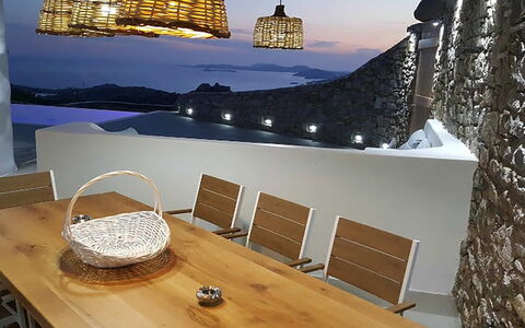 Villa Elmas: Meubilair, Stoel, Plafond, Schaduw, Natuurlijk Materiaal, Lichte Inrichting, Balkon, Restaurant, Keuken En Eettafel
